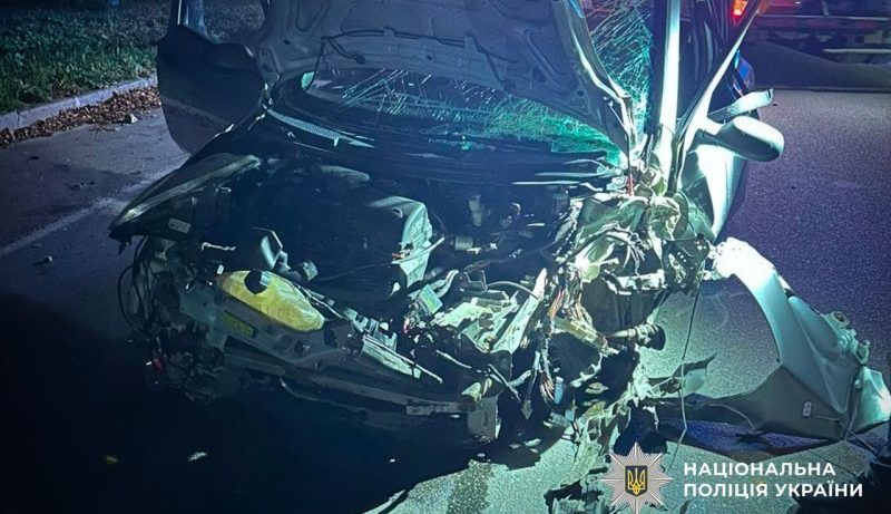 У Миргороді водій Nissan з’їхав з дороги та врізався в дерево: його госпіталізували