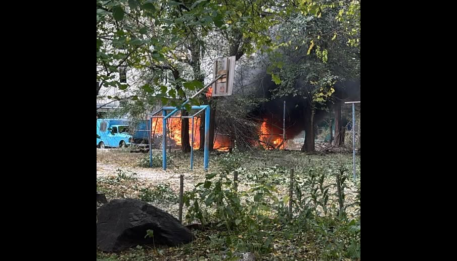 У Кременчуці російський безпілотник влучив у багатоквартирний будинок: є загиблі та постраждалі
